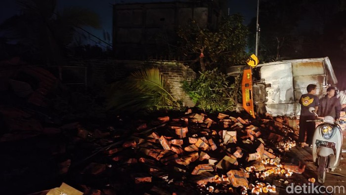 Truk terguling di Jalan Raya Sukabumi-Cianjur, Jumat (17/3/2023) dini hari.