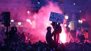 Macron Reformasi Pensiun, Demonstran Marah Blokir Jalan!