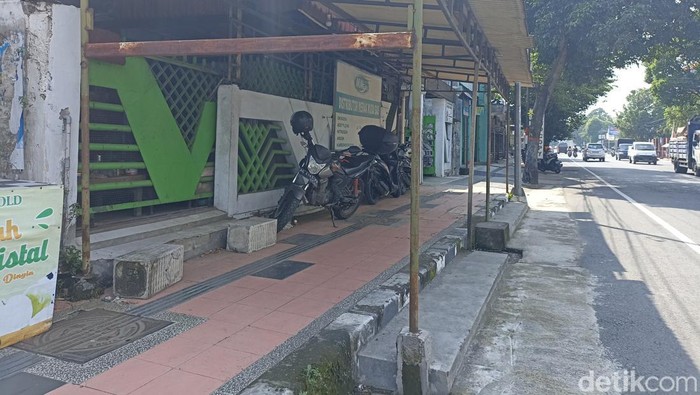 Viral motor parkir di trotoar Blitar
