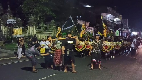 Warga Banjar Adat Jagasatru menggelar tradisi Tektekan pada Rabu (15/3/2023) malam.