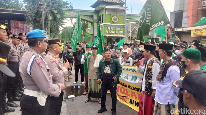 Warga di Klampis Ngasem demo penutupan bar