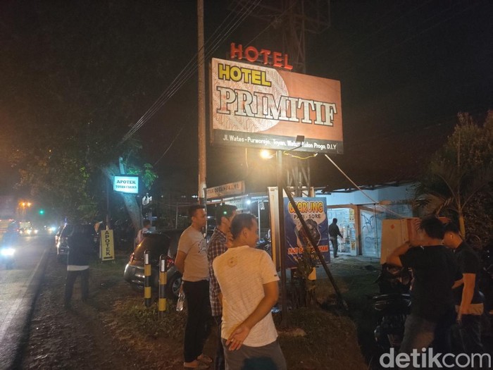 Sejumlah warga Wates, Kulon Progo, DIY, keluar rumah usai terjadi gempa pada pukul 19.05 WIB, Jumat (17/3/2023).