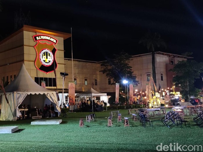 Acara Wiwitan Poso di Mapolda DIY yang menyuguhkan pameran lukisan, Pasar Kangen, hingga panggung hiburan, Jumat (17/3/2023) malam.