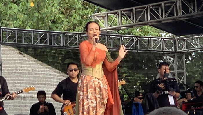 Yura Yunita tampil di Joyland Fest Bali hari pertama di Peninsula Island pada Jum’at (17/3/2023). (Siti Mu’amalah)