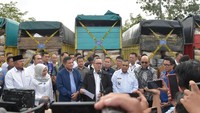 Hadir pula dalam pemusnahan barang bekas impor ini Novel Baswedan yang kini menjabat Wakil Kepala Satgasus Pencegahan Korupsi Polri. Zulhas berharap, konsumen lebih mengutamakan beli pakaian baru hasil industri dalam negeri dan usaha mikro kecil dan menengah (UMKM). Foto: Dok. Kemendag