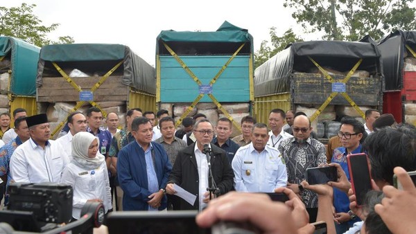Duet Zulhas-Novel Baswedan Bakar Baju hingga Sepatu Impor Bekas Rp 10 M