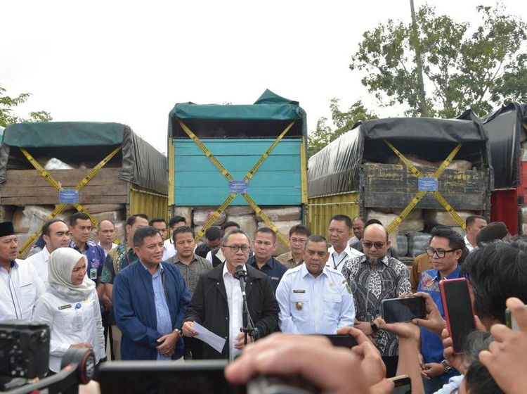 Duet Zulhas-Novel Baswedan Bakar Baju hingga Sepatu Impor Bekas Rp 10 M