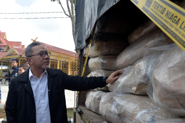 Zulhas Musnahkan 730 Bal Pakaian hingga Sepatu Impor Bekas di Pekanbaru Senilai Rp 10 M Zulhas Musnahkan 730 Bal Pakaian hingga Sepatu Impor Bekas di Pekanbaru Senilai Rp 10 M