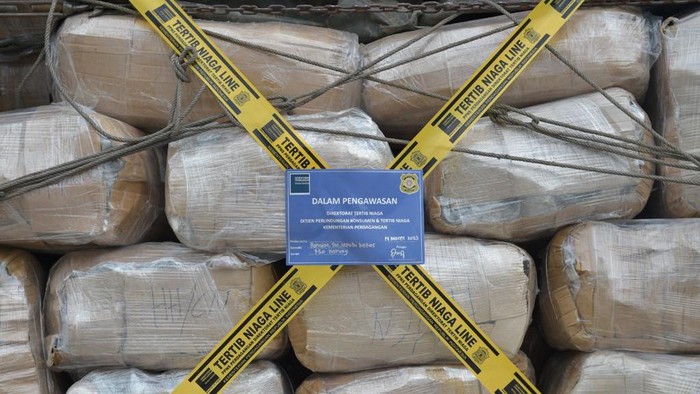 Zulhas Musnahkan 730 Bal Pakaian hingga Sepatu Impor Bekas di Pekanbaru Senilai Rp 10 M