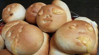 Niat mau membuat roti bentuk senyuman, ketika keluar dari oven hasilnya seperti roti yang meminta pertolongan. Foto: Pool Site