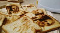 Belasan roti tawar ini bukan gosong, melainkan memiliki motif seperti wajah manusia. Foto: Pool Site