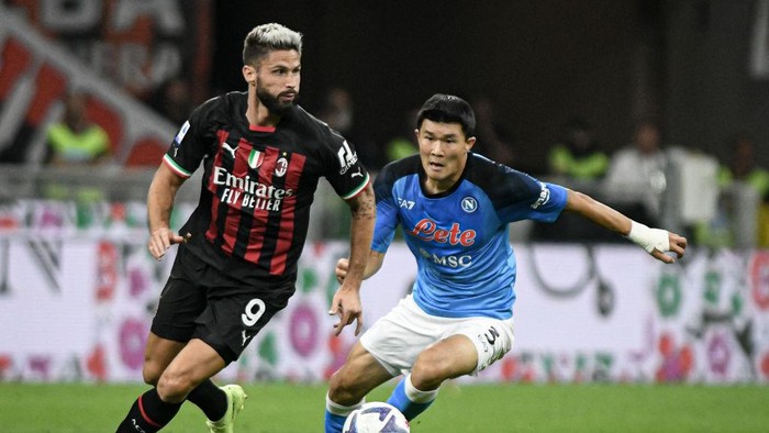 MILAN, ITALY - SEPTEMBER 18:Olivier Giroud of AC Milan and Kim Min-jae of SSC Napoli during the Serie A championship football match AC Milan vs Napoli at San Siro Stadium in Milan, Italy on September 18, 2022. (Photo by Piero Cruciatti/Anadolu Agency via Getty Images)
