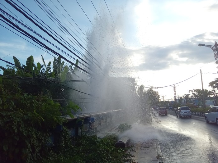 Air menyembur akibat pipa baja PDAM di Jalan Bypass Ngurah Rai, Pesanggaran, Denpasar, Bali, mengalami kebocoran pada Sabtu (18/3/2023) sore.