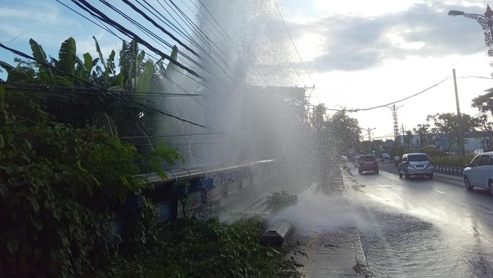 Air menyembur akibat pipa baja PDAM di Jalan Bypass Ngurah Rai, Pesanggaran, Denpasar, Bali, mengalami kebocoran pada Sabtu (18/3/2023) sore.