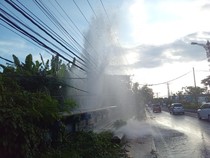Penampakan Air Mancur Raksasa di Denpasar Gegara Pipa PDAM Bocor