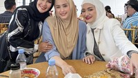 Datang ke acara syukuran rumah baru Eko Patrio, Nathalie Holscher berfoto bareng dengan teman-temannya di acara makan siang itu. Foto: Instagram @nathalieholscher