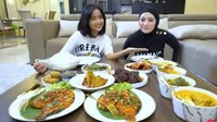 Ajak kolaborasi Fuji, Nathalie habiskan banyak masakan enak khas rumahan di sana. Seperti ikan bakar hingga rendang Minang.Foto: Instagram @nathalieholscher