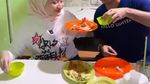 Aksi Nathalie Holscher Masak Aneka Makanan di Dapur Bikin Ngiler!