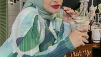 Meski tidak memberikan keterangan yang jelas seputar isu pernikahannya. Nathalie sendiri sebenarnya cukup sering mengunggah konten masak di YouTube miliknya. Foto: Instagram @nathalieholscher