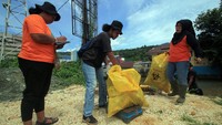 Warga mengumpulkan sampah plastik dalam mengikuti kegiatan Gerebek Sampah di Sungai Anafre, Kota Jayapura, Papua, Sabtu (18/3/2023).