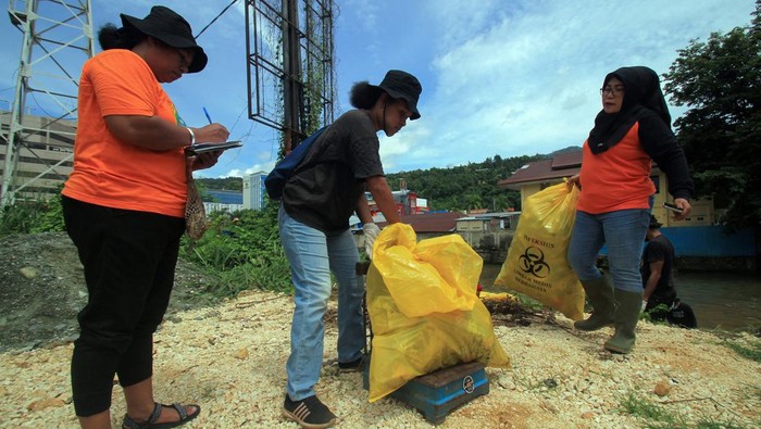Aksi Warga Jayapura Kampanye Peduli Lingkungan Lewat Grebek Sampah Warga berjalan di antara sampah-sampah plastik saat kegiatan Gerebek Sampah di Sungai Anafre, Kota Jayapura, Papua, Sabtu (18/3/2023). Kegiatan yang diikuti warga dari komunitas mahasiswa, bank-bank sampah, dan pemerintahan tersebut bertujuan mengampanyekan pengelolaan sampah secara bijak tanpa mencemari lingkungan alam. ANTARA FOTO/Gusti Tanati/app/rwa.