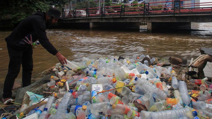 Aksi Warga Jayapura Kampanye Peduli Lingkungan Lewat Grebek Sampah Warga berjalan di antara sampah-sampah plastik saat kegiatan Gerebek Sampah di Sungai Anafre, Kota Jayapura, Papua, Sabtu (18/3/2023). Kegiatan yang diikuti warga dari komunitas mahasiswa, bank-bank sampah, dan pemerintahan tersebut bertujuan mengampanyekan pengelolaan sampah secara bijak tanpa mencemari lingkungan alam. ANTARA FOTO/Gusti Tanati/app/rwa.