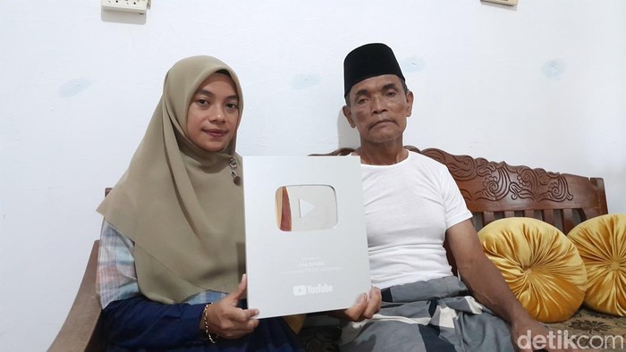 Cuan Menggiurkan Pasutri Beda Usia 36 Tahun Dari Youtube