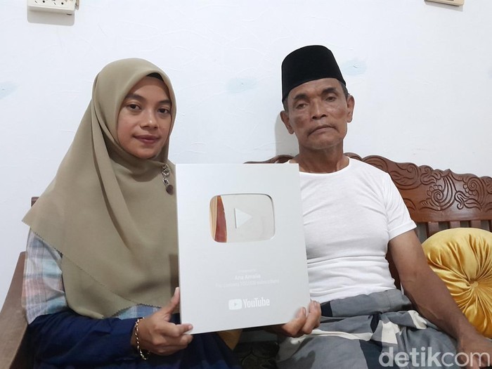 Ana Amalia dan Emen, pasutri beda usia 36 tahun di Pangandaran.