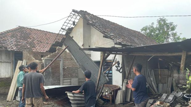 Hujan deras disertai angin kencang menerjang Kabupaten Jombang. Angin kencang merusak 4 rumah warga di Desa Japanan dan Rejoslamet, Kecamatan Mojowarno.