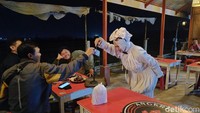 Menurut Wasis, penggunaan kostum hantu itu hanya untuk branding usaha agar punya karakter yang berbeda dari angkringan lain. Dua tahun berjalan, konsep horor itu dinilainya cukup sukses. Foto: Anang Firmansyah/detikJateng