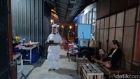 Awalnya hanya setiap weekend saja karakter pocong dan noni Belanda keluar. Tapi karena karakternya kuat jadi akhirnya saya putuskan setiap hari, jelasnya. Foto: Anang Firmansyah/detikJateng