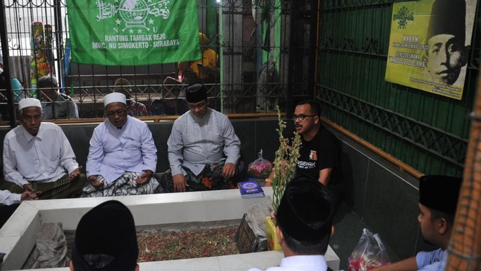 Anies Baswedan saat berziarah ke makam KH Mas Awli, pencetus nama NU di Surabaya.