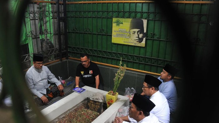 Anies Baswedan saat berziarah ke makam KH Mas Awli, pencetus nama NU di Surabaya.