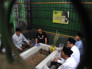 Anies Ziarah-Napak Tilas ke Makam Pencetus Nama NU di Surabaya