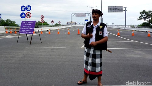 Apa itu Pecalang Bali? Istilah Pecalang biasa disebut dengan polisi Bali yang bertugas menjaga keamanan dan ketertiban wilayah di tingkat banjar atau desa.
