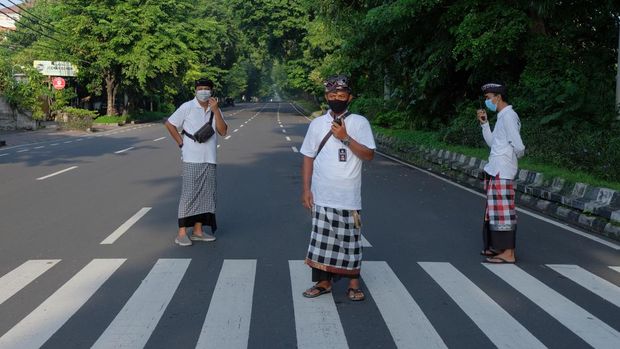 Apa itu Pecalang Bali? Istilah Pecalang biasa disebut dengan polisi Bali yang bertugas menjaga keamanan dan ketertiban wilayah di tingkat banjar atau desa.