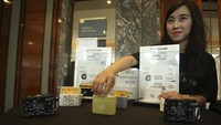 CEO Hollyland Lima Wen (kiri) dan CEO Denka Pratama Indonesia Tjong Tjen Tjhing (kanan) menunjukkan produk Hollyland Lark M1, Mars 4K, Mars M1 dan juga Solidcom C1 di kawasan PIK, Jakarta Utara, Jumat (17/3).