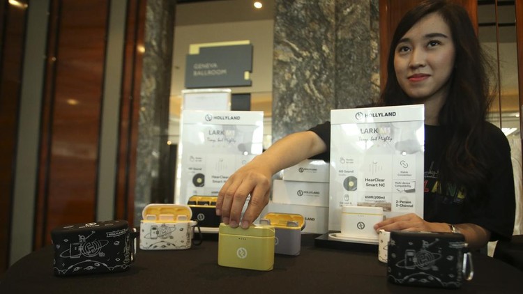 Audio Visual Canggih Ini Cocok Buat Konten Kreator CEO Hollyland Lima Wen (kiri) dan CEO Denka Pratama Indonesia Tjong Tjen Tjhing (kanan) menunjukkan produk Hollyland Lark M1, Mars 4K, Mars M1 dan juga Solidcom C1 di kawasan PIK, Jakarta Utara, Jumat (17/3).