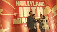 CEO Hollyland Lima Wen (kiri) dan CEO Denka Pratama Indonesia Tjong Tjen Tjhing (kanan) menunjukkan produk Hollyland Lark M1, Mars 4K, Mars M1 dan juga Solidcom C1 di kawasan PIK, Jakarta Utara, Jumat (17/3).