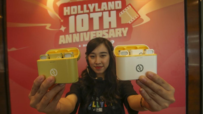 CEO Hollyland Lima Wen (kiri) dan CEO Denka Pratama Indonesia Tjong Tjen Tjhing (kanan) menunjukkan produk Hollyland Lark M1, Mars 4K, Mars M1 dan juga Solidcom C1 di kawasan PIK, Jakarta Utara, Jumat (17/3).