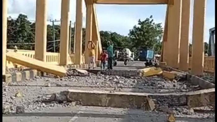 Palang jembatan di Jalan Trans Sulawesi, Kabupaten Barru, Sulawesi Selatan (Sulsel) roboh. Akibatnya jembatan ditutup sementara dan arus lalu lintas dialihkan.