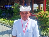 Viral Pemangku Duduk di Palinggih Pura Besakih, Bendesa Adat Klarifikasi
