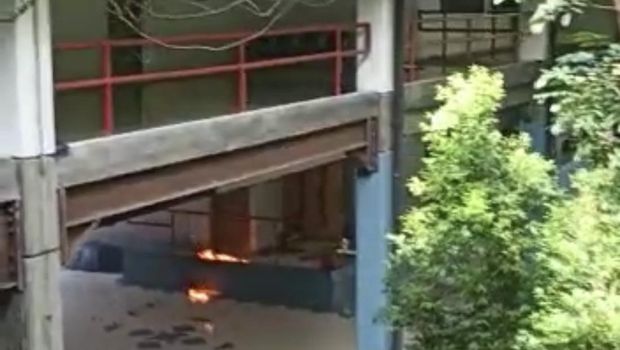 Bentrok mahasiswa Unhas melibatkan mahasiswa Fakultas Peternakan dan Fakultas Perikanan. Kaca gedung fakultas pecah hingga terjadi pelemparan bom molotov.