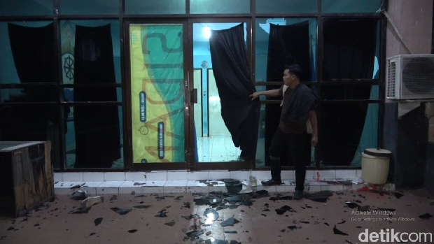 Bentrok mahasiswa Unhas melibatkan mahasiswa Fakultas Peternakan dan Fakultas Perikanan. Kaca gedung fakultas pecah hingga terjadi pelemparan bom molotov.