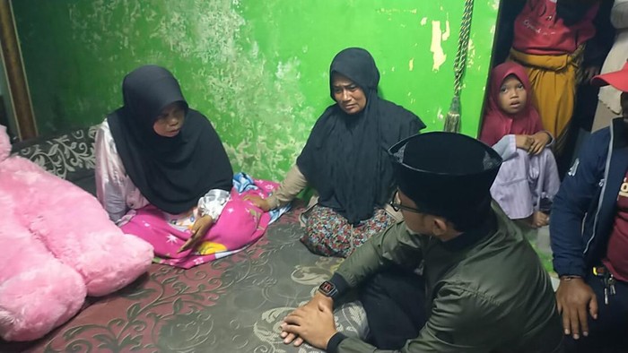 Wali Kota Bogor Bima Arya Sugiarto mengunjungi rumah duka driver ojol yang tewas tewas tertancap besi gerobak usai menghantam lubang di Jalan KS Tubun, Kota Bogor, Jawa Barat (Jabar). Dalam kesempatan itu, dia menyampaikan dukacitanya.