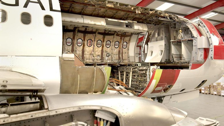 Boeing 787 Dreamliner dibongkar Boeing 787 Dreamliner dibongkar