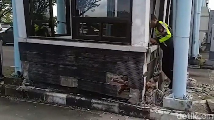 Bus penumpang tabrak loket tiket Bandara Hasanuddin Makassar. Bus penumpang tabrak loket tiket Bandara Hasanuddin Makassar.