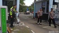 Insiden mobil bus menabrak loket pengambilan masuk bandara tersebut terjadi pada Sabtu (18/3) pagi. (Foto: Reinhard Soplantila/detikSulsel)