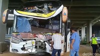 Sebuah mobil bus penumpang menabrak gerbang loket tiket masuk ke Bandara Sultan Hasanuddin Makassar Kabupaten Maros, Sulawesi Selatan (Sulsel) gegera rem blong. (Foto: Reinhard Soplantila/detikSulsel)