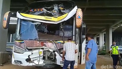 Potret Kerusakan Bus Penumpang usai Tabrak Gerbang Loket Bandara di Makassar